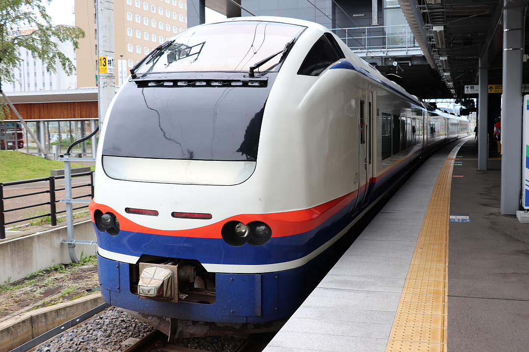 E653系1100番台電車