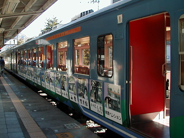 「アルファ」の側面広告