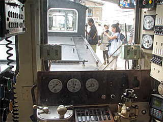 �d�Ԃ̎ԓ����猩���f�L1�`�d�C�@�֎�