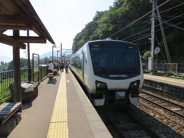 姨捨駅停車中の「リゾートビューふるさと」