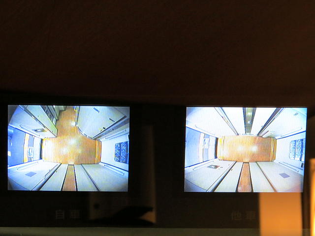 運転台上部の2面モニター