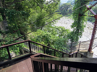 �݂苴�ւ̊K�i