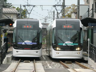 ���c���w�Z�O�ɒ�Ԃ���d��