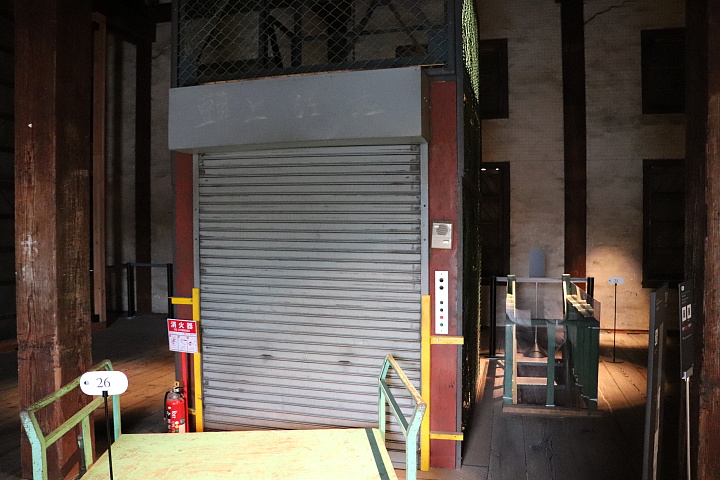 西置繭所の荷物用エレベーター