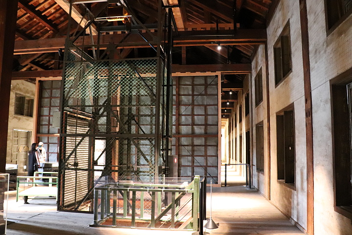 西置繭所の荷物用エレベーター