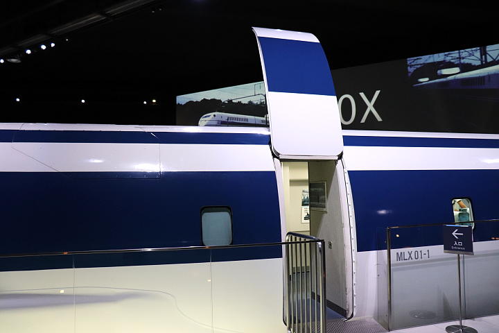 MLX01形リニアモーターカーの乗降ドア