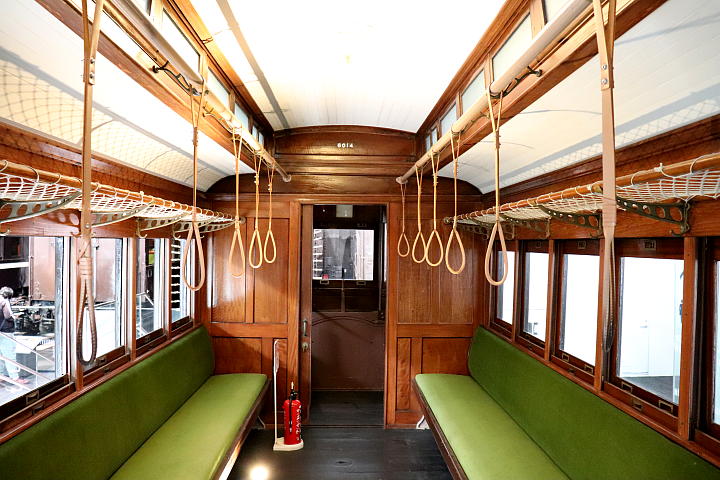 ホジ6005形蒸気動車の車内