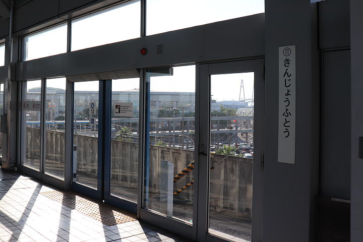 金城ふ頭駅ホーム