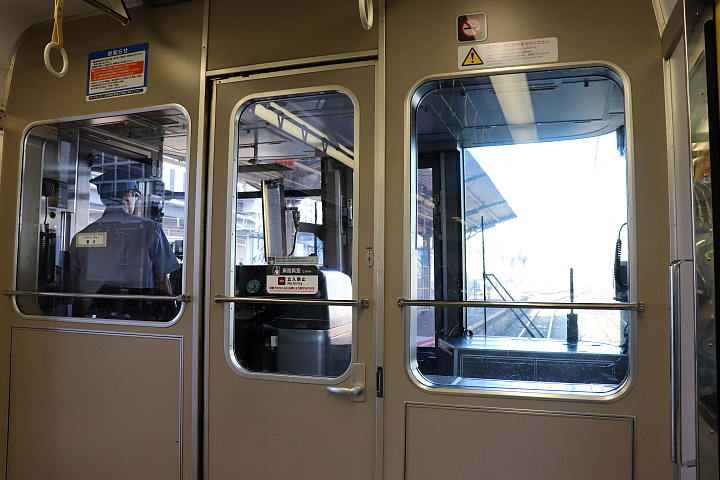 先頭の補助席から