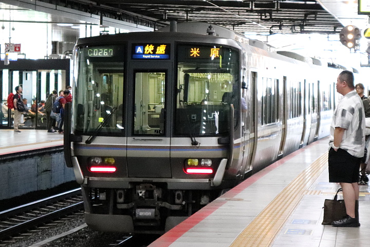 223系2000番台電車