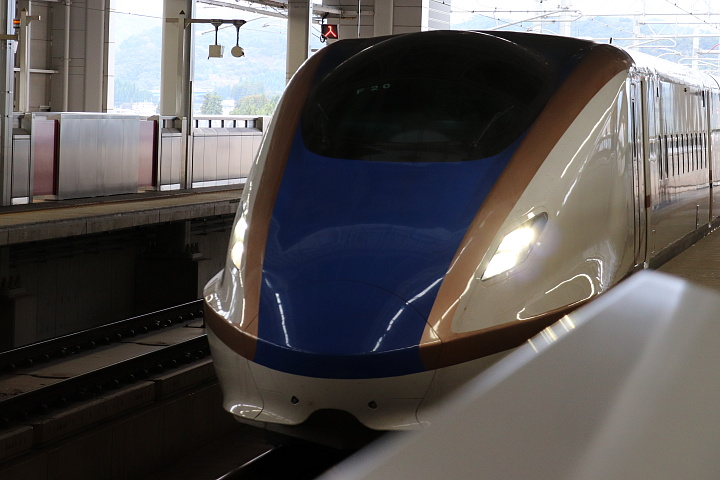 「はくたか562号」E7系電車