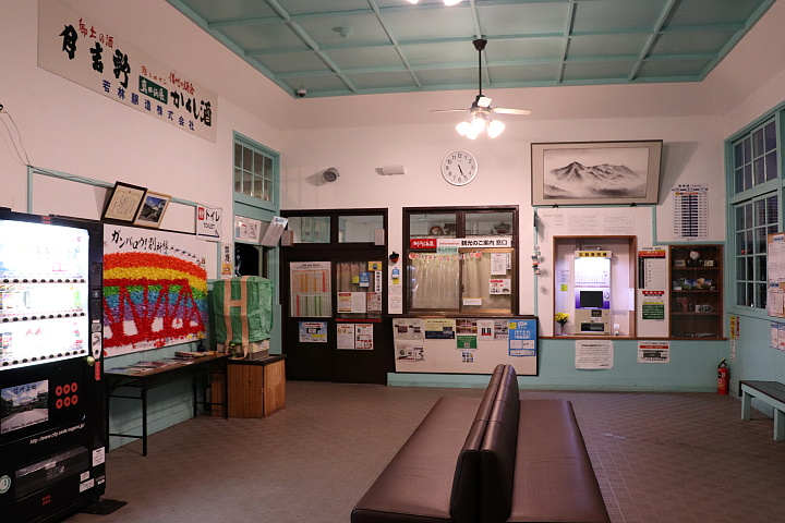 別所温泉駅駅舎内