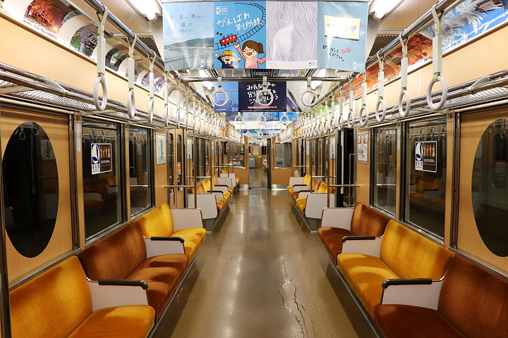 上田電鉄1000系電車車内