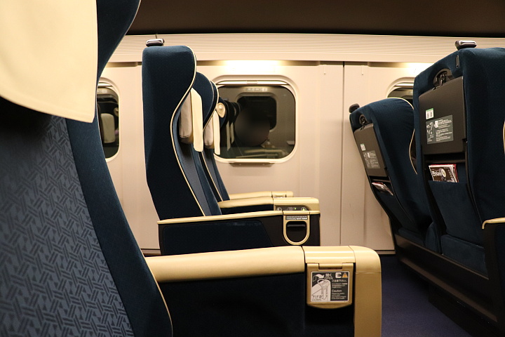 E7系電車グリーン車の座席