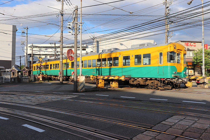 南富山駅付近の踏切