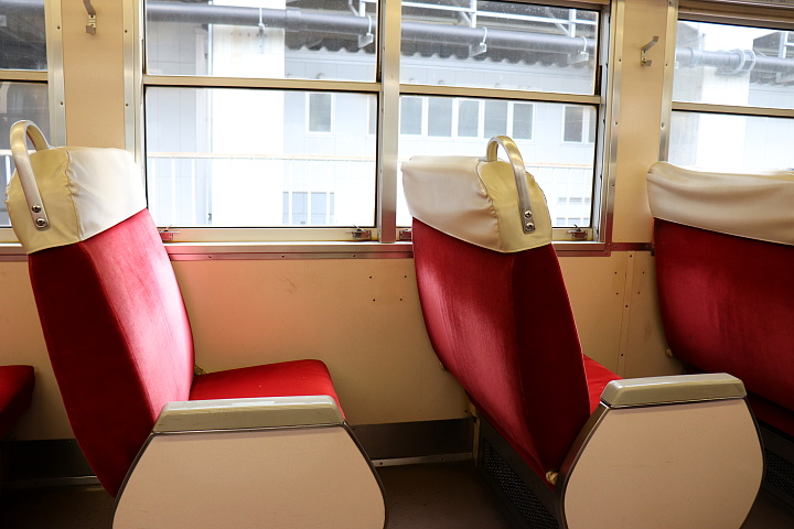 10020形電車車内