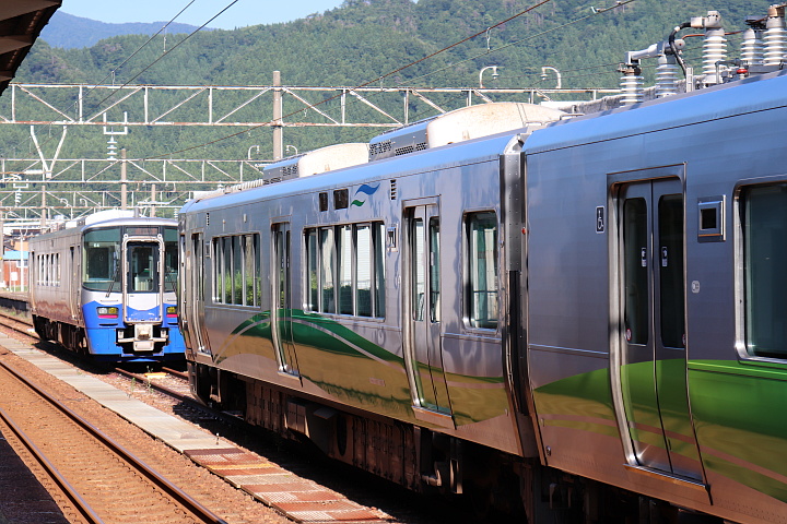縦列に停車する2本の列車