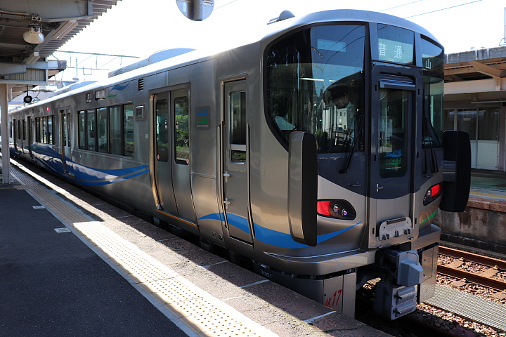 あいの風とやま鉄道521系電車（山側）