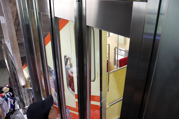 ケーブルカーのホームドア