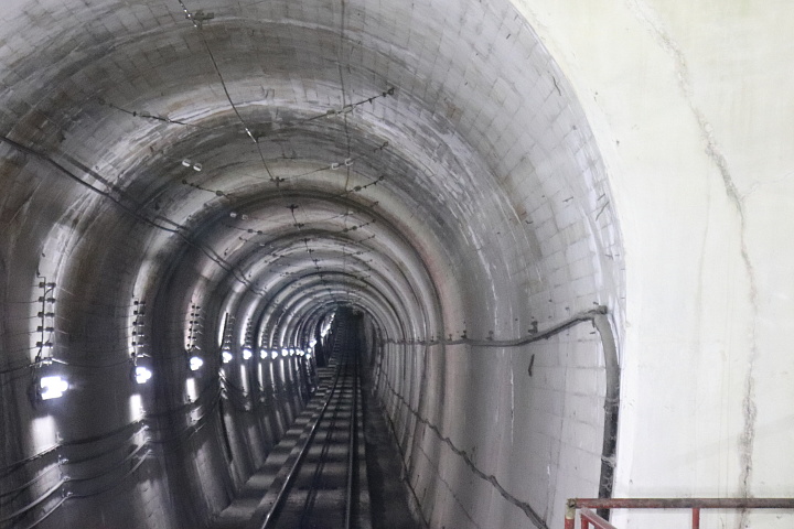 黒部ケーブルカーのトンネル