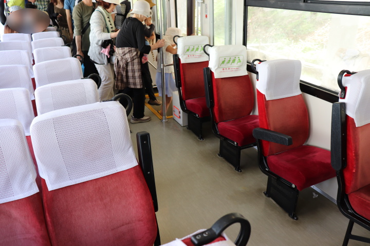 300形電車の車内