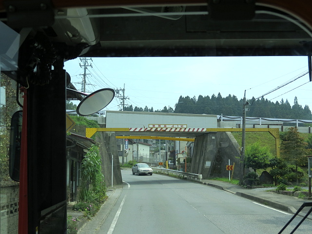 バス専用道をくぐる