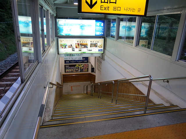 ホームから改札口への階段