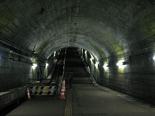 ���D���ւ̊K�i