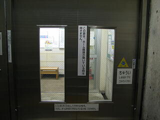 �ҍ����ւ̃h�A