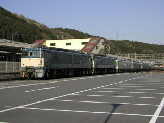 ����w���̒��ԏ�