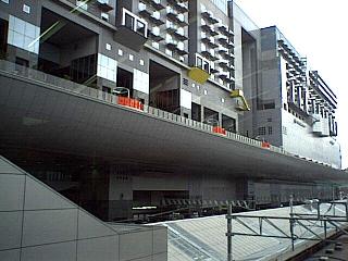 ���s�w�E�P�Ԑ��z�[���̏�